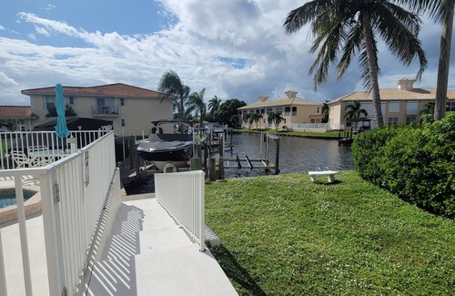 Caloosahatchee Condo | Perfect 2 Bed Getaway with Pool & hot tub, on canal, come and enjoy paradise!