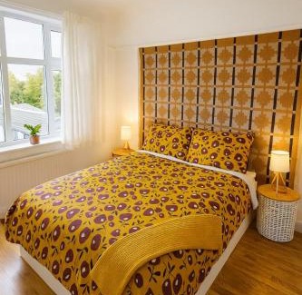 Trafford Apartment | Perfect Base for Manchester Trips - 3 bed house