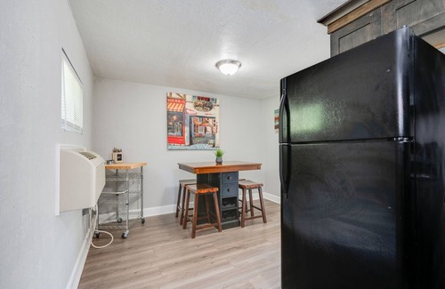 Buckroe Beach House | Perfect Beach Getaway for 5! Steps to the Sand!