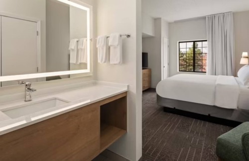 West Bloomington Hotel | Perfect Business Traveler Room with Complimentary Breakfast