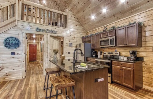 White Oak Lodge Cabin | Perfect Cabin Getaway! Built in 2021 with Hot Tub