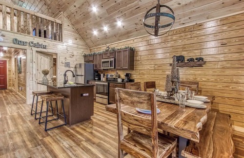 White Oak Lodge Cabin | Perfect Cabin Getaway! Built in 2021 with Hot Tub