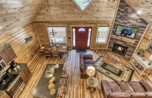 White Oak Lodge Cabin | Perfect Cabin Getaway! Built in 2021 with Hot Tub