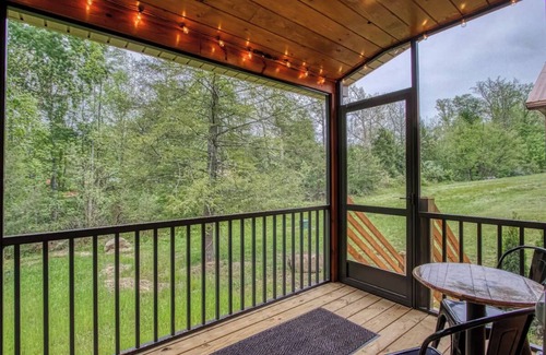 White Oak Lodge Cabin | Perfect Cabin Getaway! Built in 2021 with Hot Tub
