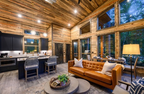 Golden Cabin | Perfect Couples Getaway! Modern Chic 1 bdrm Sleeps 4