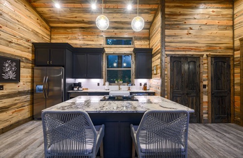 Golden Cabin | Perfect Couples Getaway! Modern Chic 1 bdrm Sleeps 4