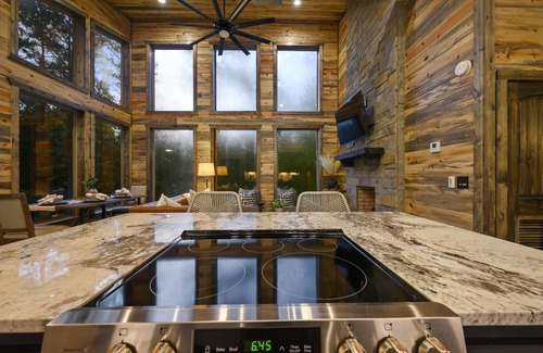 Golden Cabin | Perfect Couples Getaway! Modern Chic 1 bdrm Sleeps 4