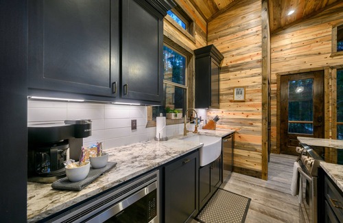 Golden Cabin | Perfect Couples Getaway! Modern Chic 1 bdrm Sleeps 4