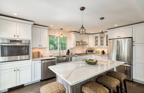 Monterey House | Perfect Family Ski Season Escape – Renovated Cozy Home w/Hot Tub Near Slopes!