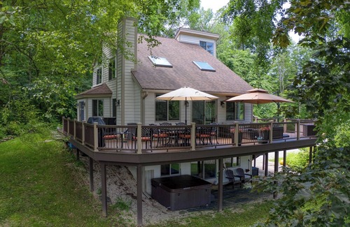 Monterey House | Perfect Family Ski Season Escape – Renovated Cozy Home w/Hot Tub Near Slopes!