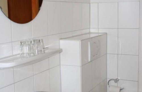 Neuwerk Hotel | Perfect for craftsmen: affordable double room near the highway