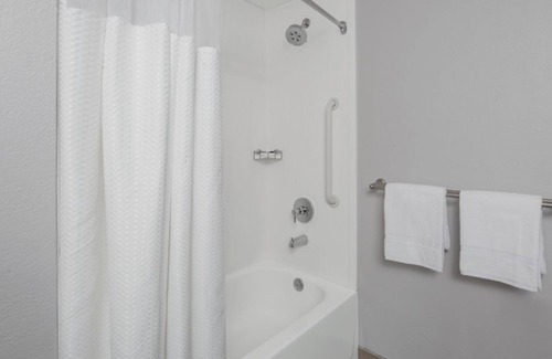 Oldsmar Hotel | Perfect for Families! 4 Queen Rooms with Wi-Fi, Gym Access & Outdoor Pool!