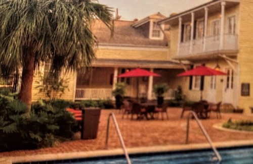Faubourg Livaudais Resort | Perfect for Mardi Gras Charming 1-bedroom suite on St Charles in Garden District