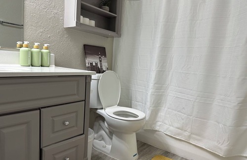 Sherman Apartment | Perfect for workers, great location, full kitchen, WiFi, 1 bedroom in quiet apt