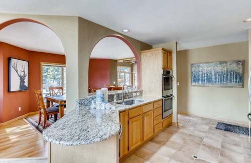 Three Peaks House | Perfect For Your Family Vacay With Yard, Hot Tub & Pet Friendly! 5 Bedroom Home by RedAwning