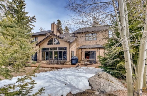 Three Peaks House | Perfect For Your Family Vacay With Yard, Hot Tub & Pet Friendly! 5 Bedroom Home by RedAwning