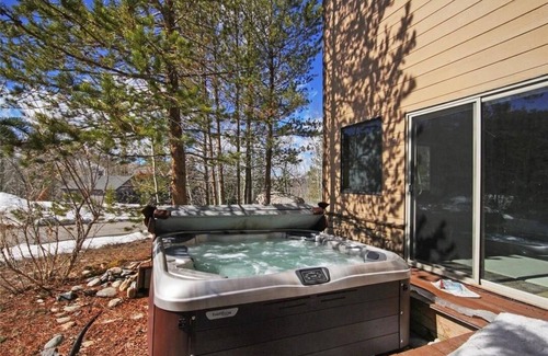 Three Peaks House | Perfect For Your Family Vacay With Yard, Hot Tub & Pet Friendly! 5 Bedroom Home by RedAwning