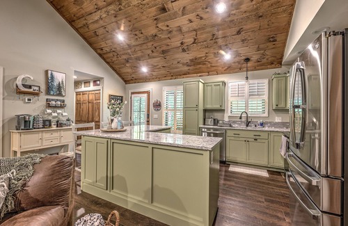 Ellijay Cabin | Perfect Getaway in a Cozy Cabin w/Hot Tub in Coosawattee River Resort