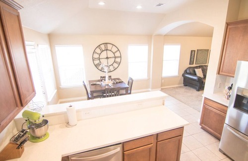 Bedford House | Perfect Location for Travel/Sporting events/ DFW