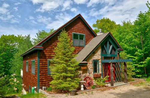 Eidelweiss Village House | Perfect NH House, Beautiful Kitchen, Large Deck, Fire Pit, Private Wooded Lot