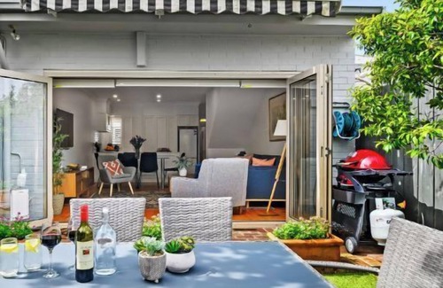 Albert Park Apartment | Perfect Page St. A+ Home. 3Bed, 2.5Bath. Sleeps 6