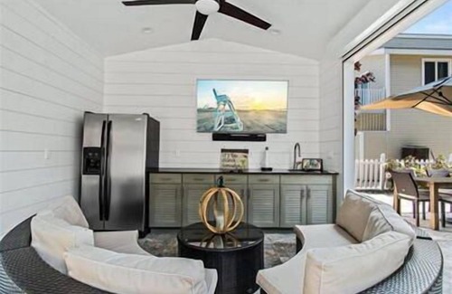 Avalon House | Perfect Seashore Home one block from the beach & close to tennis and playground.