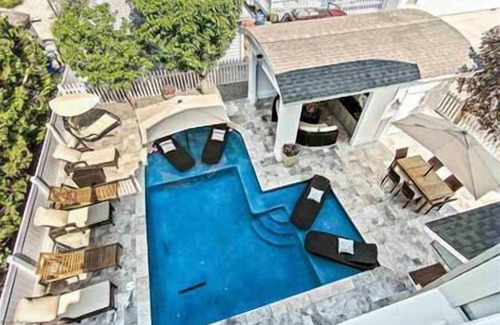 Avalon House | Perfect Seashore Home one block from the beach & close to tennis and playground.