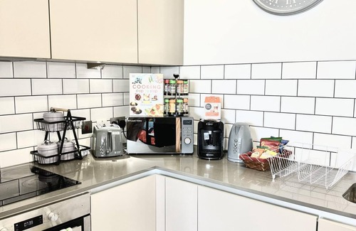 Bracknell Apartment | Perfect Stay for Contractors & Families - Sleeps 7