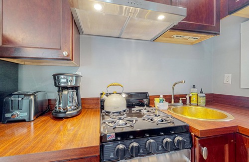 Vineyard Haven House | Perfectly located duplex with comfy layout & beach gear - steps from Main Street