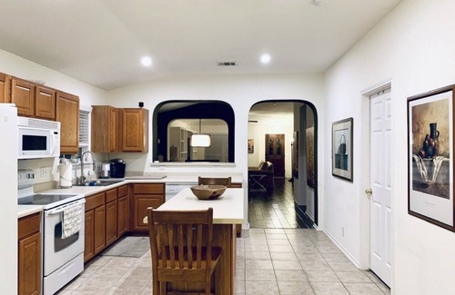 Schertz House | Perfectly located 3BR (no steps) - sleeps up to 7