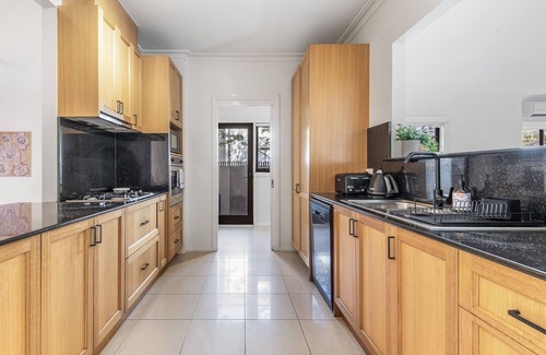 Kensington House | Perfectly Located 4-Bed House in Kensington
