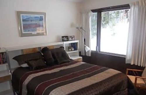 North Conway Ski Chalet | Perfectly located 4 Bedroom 2 bathroom Chalet. 5 Mins to Cranmore with Mt views.
