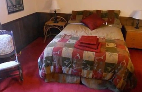North Conway Ski Chalet | Perfectly located 4 Bedroom 2 bathroom Chalet. 5 Mins to Cranmore with Mt views.