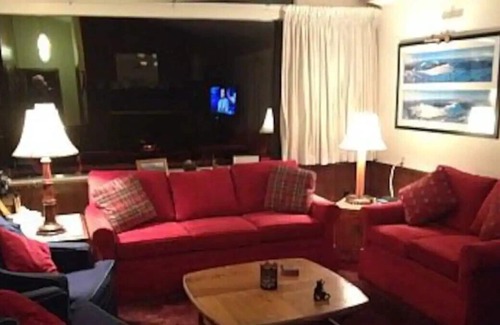 North Conway Ski Chalet | Perfectly located 4 Bedroom 2 bathroom Chalet. 5 Mins to Cranmore with Mt views.
