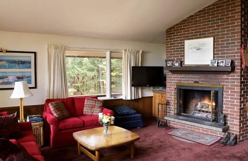 North Conway Ski Chalet | Perfectly located 4 Bedroom 2 bathroom Chalet. 5 Mins to Cranmore with Mt views.