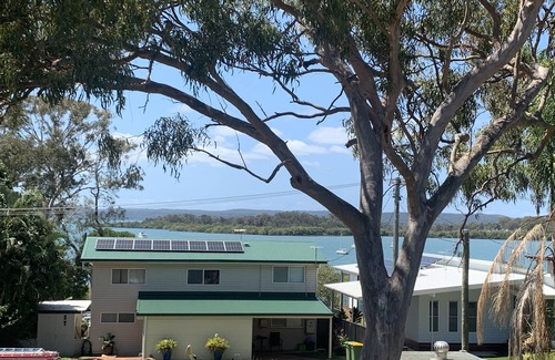 Brisbane Waterfront Apartment | Perulpa Bay Magnificent upstairs unit, 50 m from sea, top views, Huge veranda