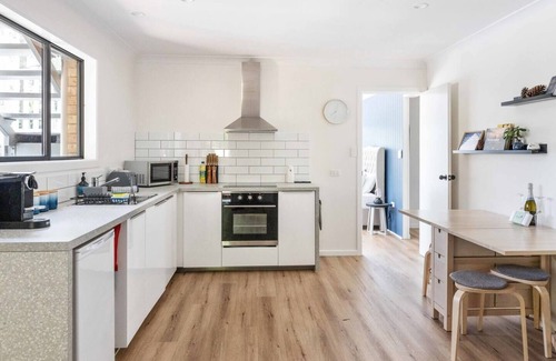 Maleny House | "Pet and family friendly 5-Bed Oasis with Lake!
