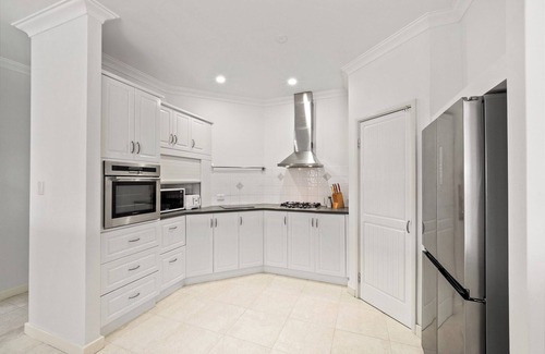 Halls Head House | Pet and Kid-Family Friendly Canal Retreat Private Jetty