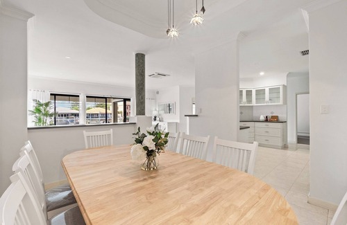 Halls Head House | Pet and Kid-Family Friendly Canal Retreat Private Jetty