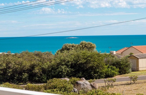 Port Elliot House | Pet & Family Friendly Beach House with Ocean View -Sounds of Thunderous Waves