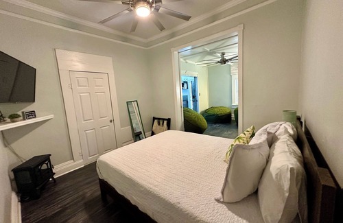 Gainesville Hotel | Pet friendly 1bd/1b unit with full kitchen
