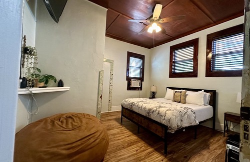 Gainesville Hotel | Pet friendly 1bd/1b unit with full kitchen and dining area