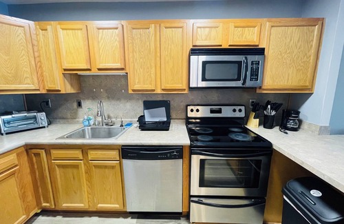 Elkins Park Apartment | Pet-Friendly 1BR Condo | Free Parking, Balcony, Walk-In Closet! Enjoy a peaceful and modern 1-bedroom retreat with everything you need to relax, work remotely, or explore the Philadelphia area!
