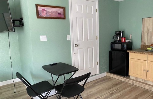 South Gate Ridge Apartment | Pet-Friendly 1BR Sarasota Florida Vacation Rental, Patio, Near Beaches, 2 Guests