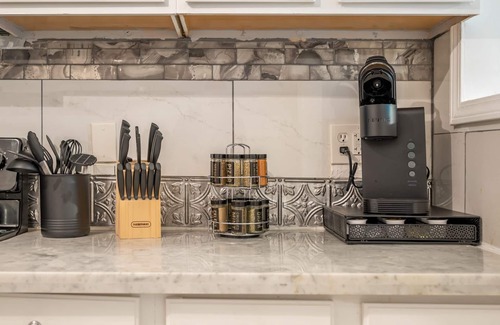 Pittsburgh Apartment | Pet-Friendly 2BR Urban Unit, Extended Stay Rates!