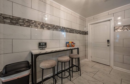 Pittsburgh Apartment | Pet-Friendly 2BR Urban Unit, Extended Stay Rates!