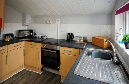 Flintshire House | Pet Friendly 3 Bed Detached Mold, ideal for contractors. Sleeps 5