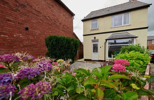 Flintshire House | Pet Friendly 3 Bed Detached Mold, ideal for contractors. Sleeps 5