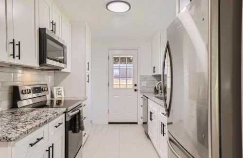 Lakewood House | Pet Friendly 3 Bedroom Near to Red Rocks And Belmar In Denver