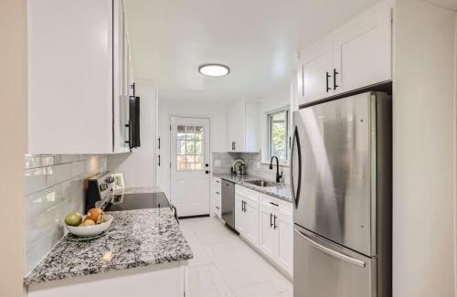 Lakewood House | Pet Friendly 3 Bedroom Near to Red Rocks And Belmar In Denver